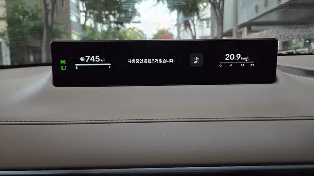 더 뉴 그랜저 하이브리드의 계기반 역할을 하는 ‘슬림 디스플레이’에 주행 연비(리터당 20.9㎞)가 기록돼 있다.