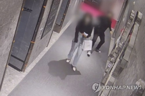 이른바 ‘부산 돌려차기’ 사건의 CCTV 장면. [연합뉴스]
