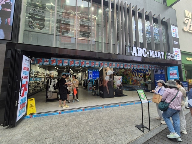 지난달 16일 서울 중구 소재 ABC마트 매장이 출입구와 벽면을 전면 개방한 채 냉방을 하고 있다. 녹색연합 제공