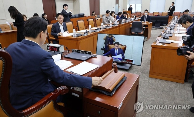 국회 선관위 국조특위 위원장인 윤상현 의원이 지난달 30일 국회에서 열린 '제9회 전국동시지방선거 투표용지 부족 사태 등 국민 참정권 침해 진상규명 및 선거관리 개혁을 위한 국정조사 특별위원회' 전체회의에서 활동기간 연장의 건을 의결하고 있다. 연합뉴스
