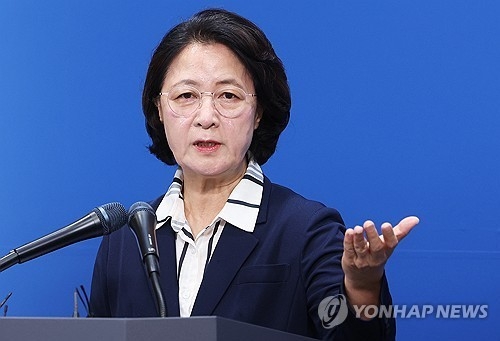 추미애 경기도지사가 지난 5일 경기도 수원시 경기도청에서 ‘경기도 재정 비상 상황’ 선언 기자회견을 하고 있다. 연합뉴스