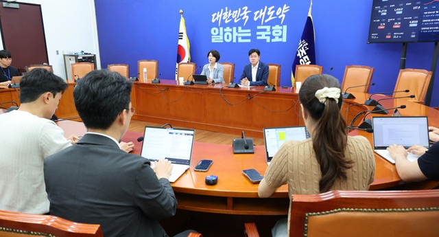 더불어민주당 한정애 정책위의장이 9일 국회에서 열린 기자간담회에서 현안 관련 발언을 하고 있다.  한 정책위의장은 정부의 세제 개편안과 관련해 “최종적으로 8월 말 정도에 개편안이 정리될 가능성이 있기 때문에 그전에라도 당정이 좀 조율해 정리하겠다”고 밝혔다. [연합뉴스]