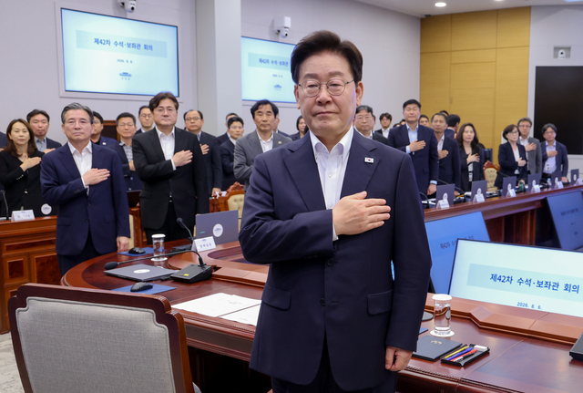 이재명 대통령이 6일 청와대에서 열린 수석보좌관회의에서 국민의례를 하고 있다. [연합뉴스]
