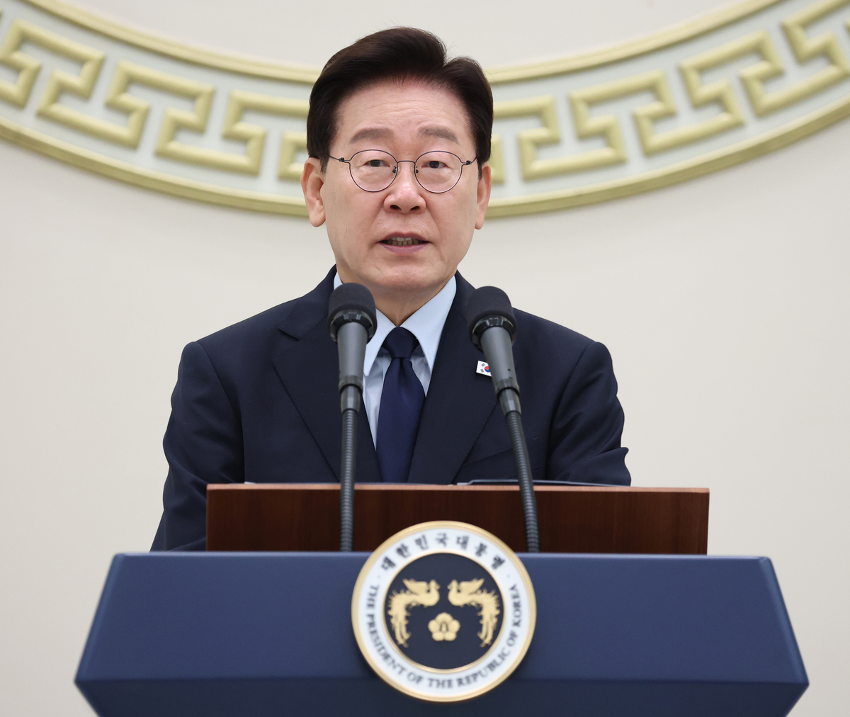 李대통령 “정책 때문에 결혼 망설이는 일 없어야… 불합리한 제도 고칠 것”
