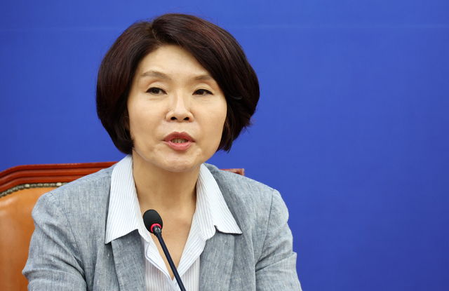 한정애  더불어민주당 정책위의장이 9일 국회에서 열린 기자간담회에서 현안 관련 발언을 하고 있다. [연합뉴스]