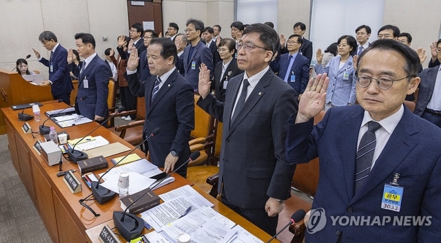 노태악 전 중앙선거관리위원장(왼쪽 첫 번째)을 비롯한 증인들이 지난달 22일 국회에서 열린 ‘제9회 전국동시지방선거 투표 용지 부족 사태 등 국민 참정권 침해 진상규명 및 선거관리 개혁을 위한 국정조사 특별위원회‘ 제2차 청문회에 출석해 증인 선서하고 있다. 연합뉴스