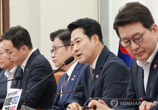 장동혁 국민의힘 대표가 10일 국회에서 열린 최고위원회의에서 발언하고 있다. 연합뉴스