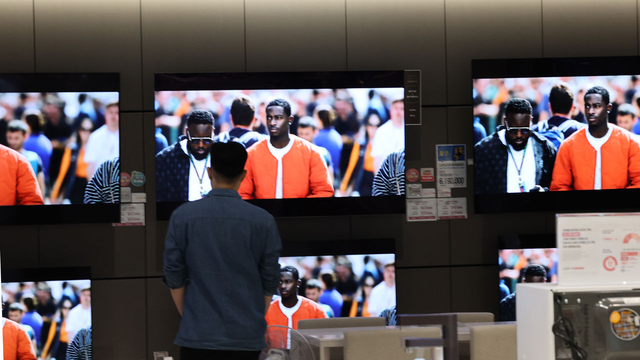 중국이 BOE의 8.6세대 OLED에 이어 루미코어의 OLED 마이크로디스플레이 투자까지 확대하며 한국과의 OLED 기술 격차 좁히기에 속도를 내고 있다. 사진은 LG전자 올레드(OLED) TV. 연합뉴스
