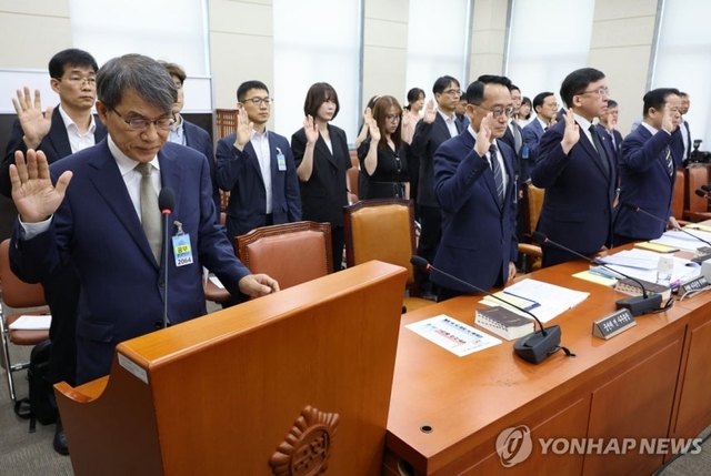 노태악 전 중앙선거관리위원장을 비롯한 증인들 10일 국회에서 열린 ‘제9회 전국동시지방선거 투표용지 부족 사태 등 국민 참정권 침해 진상규명 및 선거관리 개혁을 위한 국정조사 특별위원회’ 제3차 청문회에서 증인 선서를 하고 있다. 연합뉴스