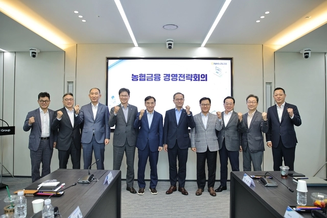 이찬우(왼쪽 여섯번째) NH농협금융 회장과 이날 특강을 연 이주열(왼쪽 다섯번째) 전 한국은행 총재 등 참석자들이 지난 7일 서울 중구 농협금융 본사에서 '하반기 경영전략회의'를 개최한 후 기념촬영을 하고 있다. [농협금융 제공]
