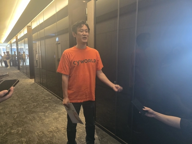 김호광 전 싸이월드 대표가 10일 코트야드 메리어트 서울 명동에서 열린 시그마체인의 기자회견 장 앞에서 기자들과 대화하고 있다. 김영욱 기자
