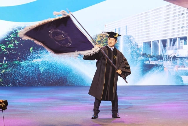 배충식 KAIST 총장이 10일 대전 본원 대강당에서 열린 취임식에서 교기를 흔들고 있다. KAIST 제공
