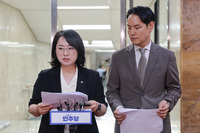 이주희 더불어민주당 원내대변인과 김한규 원내정책수석부대표가 지난달 24일 국회에서 검찰 보완수사권을 폐지하는 내용의 형사소송법 개정안을 논의하기 위해 비공개로 열린 의원총회 논의 내용을 설명하고 있다. [연합뉴스]