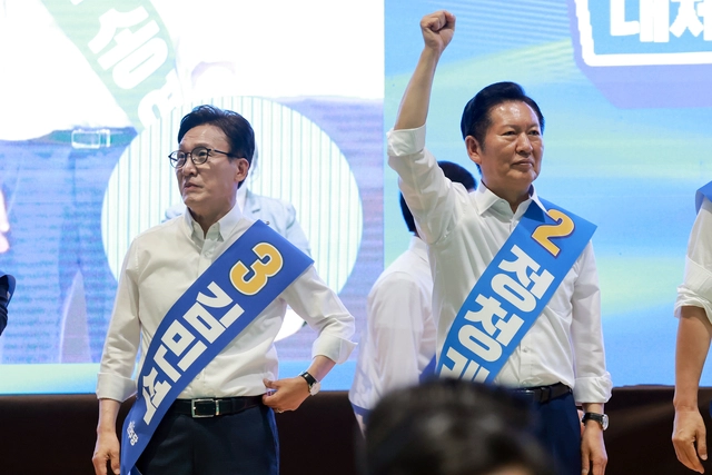 더불어민주당 김민석(왼쪽부터)· 정청래 당대표 후보가 지난 8월 9일 강원도 횡성국민체육센터에서 열린 민주당 대표·최고위원 후보자 강원 합동연설회에서 기념 촬영을 준비하고 있다. [연합뉴스]