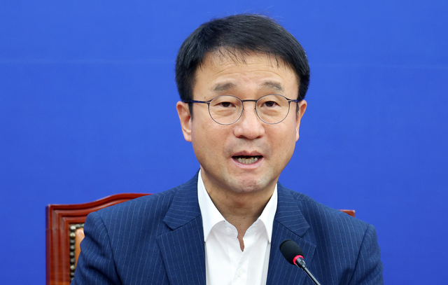 한병도 더불어민주당 당대표 직무대행 겸 원내대표가 10일 국회에서 열린 원내대책회의에서 발언하고 있다. [연합뉴스]