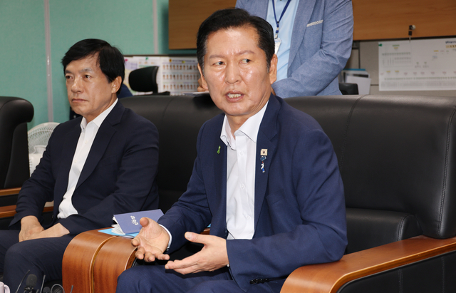 더불어민주당 8·17 전당대회에 출마한 정청래 당대표 후보가 10일 전북특별자치도의회에서 기자간담회를 하고 있다. [연합뉴스]
