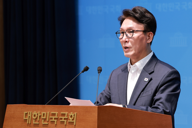 김민석 더불어민주당 당대표 후보가 10일 국회 소통관에서 당 대표 당선 시 3대 메가프로젝트 성공을 당 1호 과제로 추진하고 강릉 국회의원 보궐선거를 즉각 준비하는 등 공약과 관련해 기자회견 하고 있다. [연합뉴스]