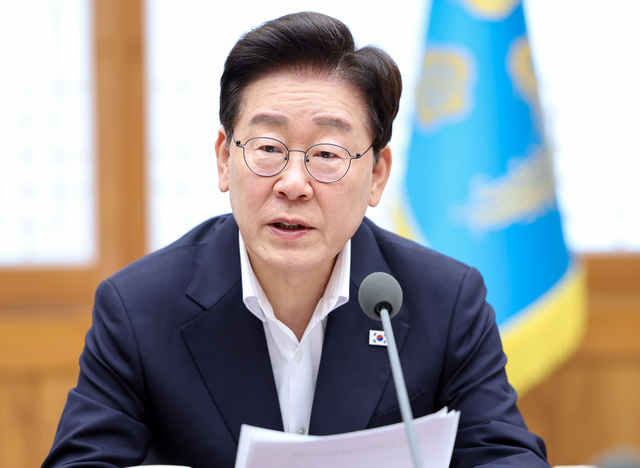 이재명 대통령이 10일 청와대에서 열린 메가프로젝트 민관합동 제2차 점검회의에서 발언하고 있다. [청와대통신사진기자단]
