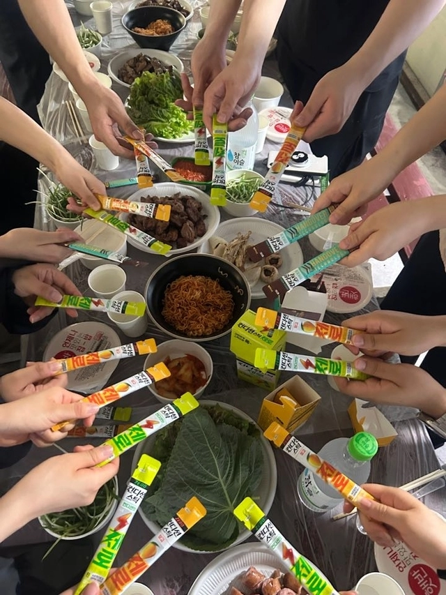 컨디션 크루가 지난 4월 30일 가톨릭대학교 인근 술집에서 샘플링 활동을 펼치고 있다. HK이노엔 제공
