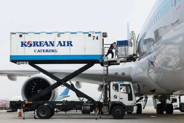 기내식 등을 운반하는 데 쓰이는 공항 케이터링 트럭과 컨테이너 예시. [대한항공 뉴스룸 사진 갈무리]