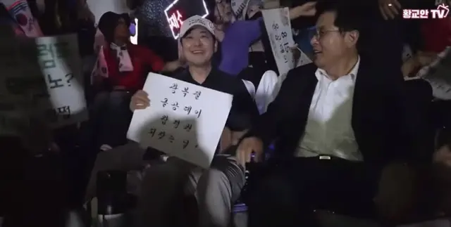장동혁(왼쪽) 국민의힘 당대표가 지난 8월 8일 밤 서울 송파구 올림픽공원 잠실개표소 봉쇄 부정선거 시위대에 동참한 가운데 황교안(오른쪽) 자유와혁신 대표가 합류해 악수를 건네며 인사할 당시의 모습. [유튜브 ‘황교안 TV’ 영상 갈무리]