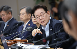 이 대통령 “제도에 국민 꿰맞춰선 안 돼…정책, 국민 상황 따라야”