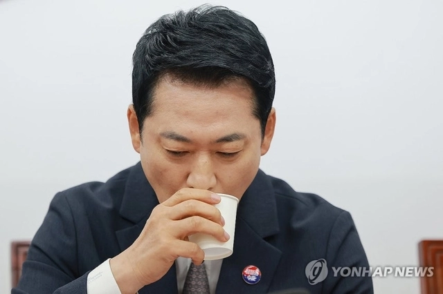 장동혁  국민의힘 대표가 지난 10일 국회에서 열린 최고위원회의에 참석해 목을 축이고 있다. 연합뉴스
