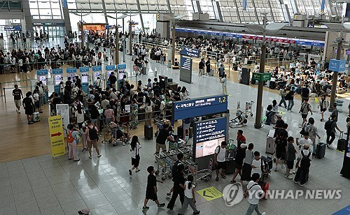 ‘터미널’처럼 인천공항서 1년째 사는 아이…인권위 “교육·발달권 보장해야”