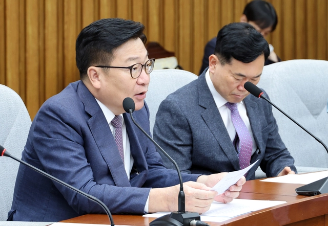 정점식(왼쪽) 국민의힘 원내대표가 11일 국회에서 열린 원내대책회의에서 발언하고 있다. [연합뉴스]