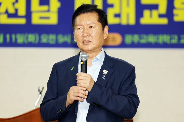 더불어민주당 8·17 전당대회에 출마한 정청래 당 대표 후보가 11일 오전 전남광주 북구 풍향동 광주교육대학교 교육매체센터에서 열린 초청강연회에 참석해 발언하고 있다. [연합뉴스]