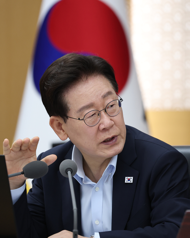 이재명 대통령이 11일 정부세종청사에서 열린 국무회의에서 발언하고 있다. [연합뉴스]