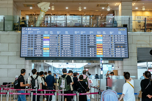 아찔한 순간…김포공항 대합실 천장 대리석 ‘와르르’