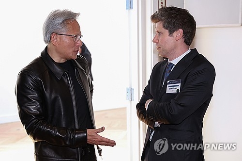 젠슨 황(왼쪽) 엔비디아 CEO와 오픈AI 샘 올트먼 CEO. 연합뉴스 자료사진
