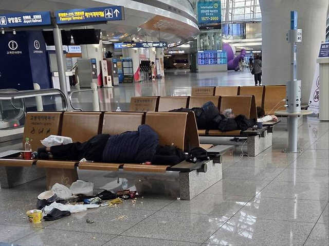인천공항에서 의자에 누워 있는 노숙인. [인천국제공항공사 제공]