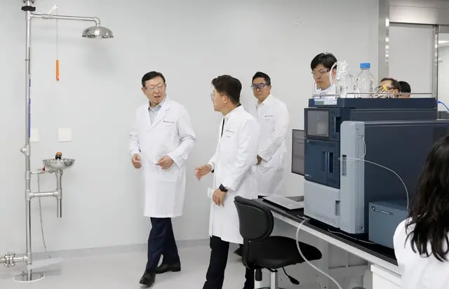 신동빈(왼쪽 첫 번째) 롯데 회장이 지난 7월 3일 인천 송도 롯데바이오로직스 1공장을 찾아 생산 공정에 대한 설명을 듣고 있다. 롯데지주 제공