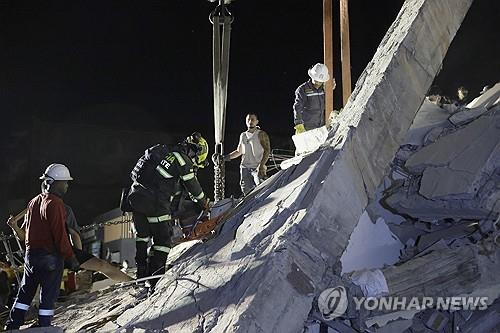 구조작업 중인 콜롬비아 페레이라시 지진피해 현장. [EPA=연합뉴스]