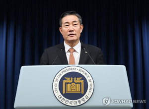 특검, “계엄 반대” 신원식 前국방장관도 내란 재판에…‘우방국 전파’ 공모 혐의