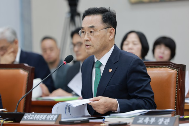 차정인 국가교육위원장이 12일 국회 교육위원회 전체회의에서 자료제출 요구에 답하고 있다. [연합뉴스]
