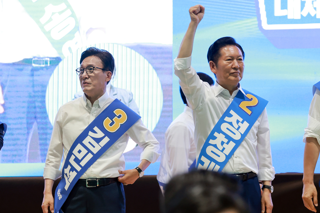 김민석· 정청래 더불어민주당 당대표 후보가 9일 강원도 횡성국민체육센터에서 열린 민주당 대표·최고위원 후보자 강원 합동연설회에서 기념 촬영을 준비하고 있다. [연합뉴스]