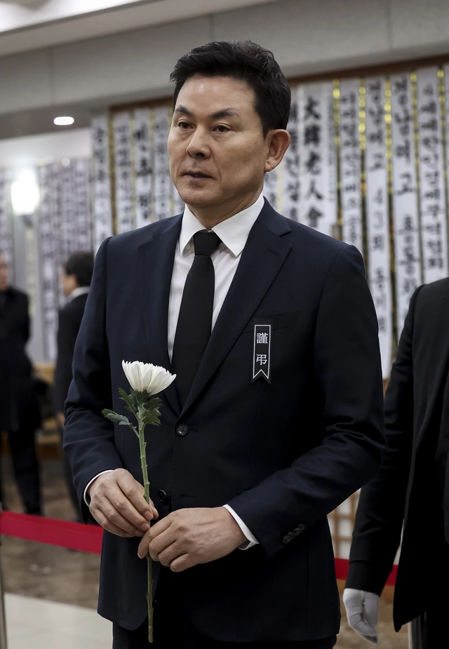 국민의힘 김태호 의원이 29일 서울 종로구 서울대학교병원 장례식장에 마련된 고 이해찬 전 국무총리의 빈소를 조문하고 있다. 2026.01.29 사진공동취재단

