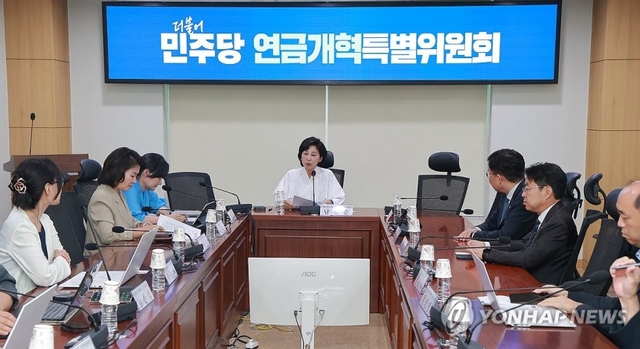 더불어민주당 연금개혁특별위원장인 남인순 국회부의장이 12일 국회 의원회관에서 열린 특위 전체회의에서 발언하고 있다. 연합뉴스