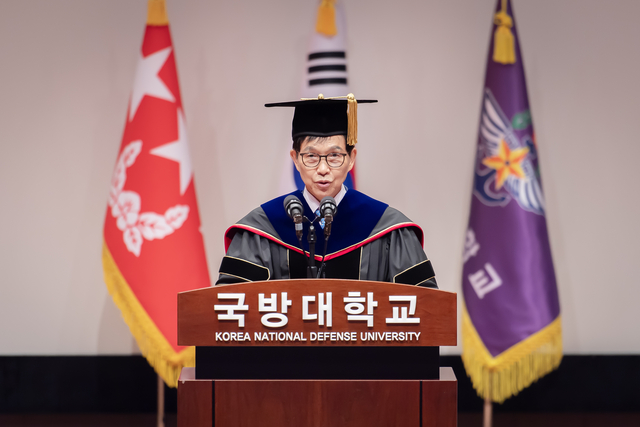 이광형 전 KAIST 총장이 13일 국방대학교 창설 71주년 기념식에서 명예 군사학 박사학위를 받았다. KAIST 제공.