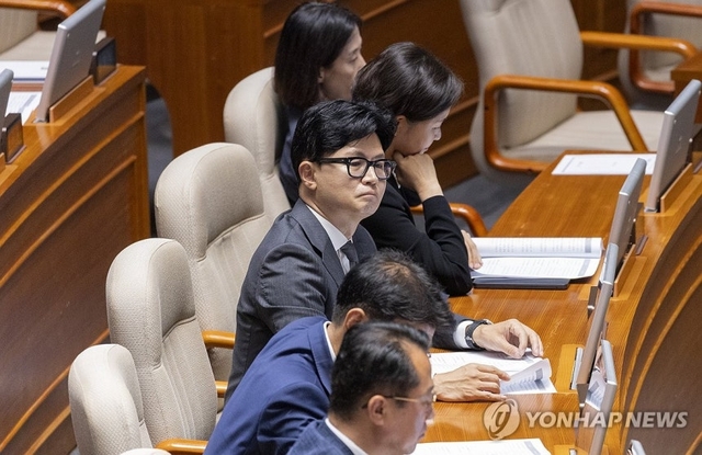 한동훈 무소속 의원이 지난 6월 18일 국회에서 열린 6월 임시국회 3차 본회의에 참석해 국민의힘 의원석 방향을 바라보고 있다. 연합뉴스