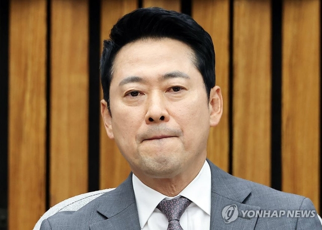 장동혁 국민의힘 대표가 12일 국회에서 열린 ‘보완 수사권 폐지로 인한 여성 안전 공백, 누가 국민을 지킬 것인가?’ 토론회에서 잠시 생각에 잠겨 있다. 연합뉴스