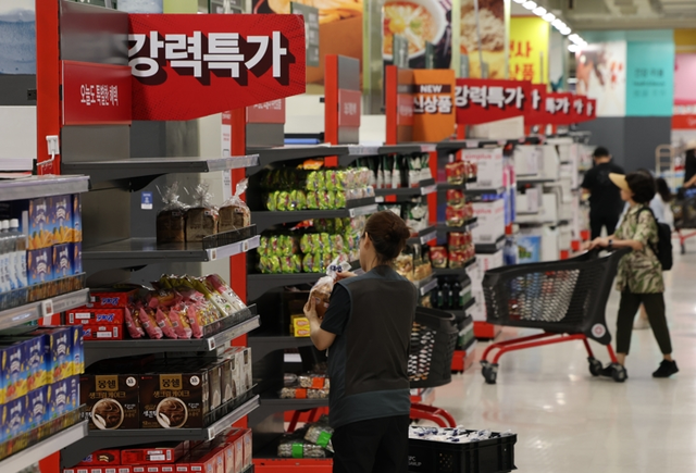 임시휴업에 들어갔던 홈플러스 67개 점포가 정식으로 재개장한 13일 서울 시내 한 홈플러스 매장에서 관계자들이 상품을 진열하고 있다. [연합뉴스]