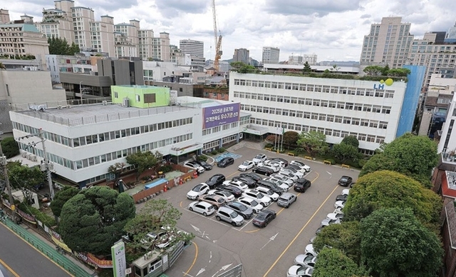 정부가 노후청사를 활용한 복합개발 대상지로 선정한 서울 강남구 한국토지주택공사(LH) 서울지역본부 부지 모습. [연합뉴스]