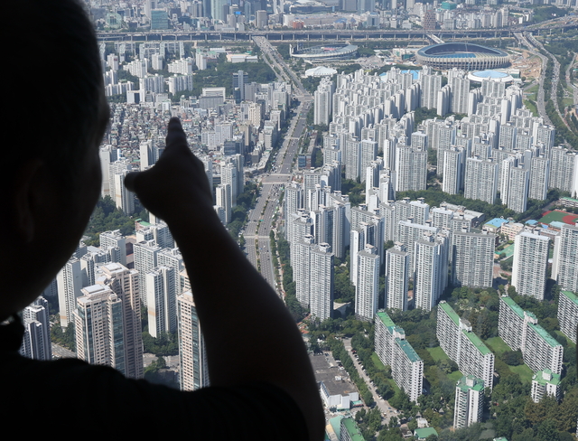 서울 송파구 롯데월드타워 전망대 서울스카이에서 바라본 서울 시내 아파트 단지의 모습. [연합뉴스]