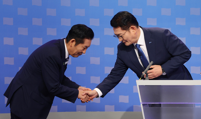 정청래(왼쪽)·송영길 더불어민주당 당대표 후보가 12일 서울 양천구 SBS 목동 스튜디오에서 열린 TV 토론회에 참석해 인사하고 있다. [국회사진기자단]