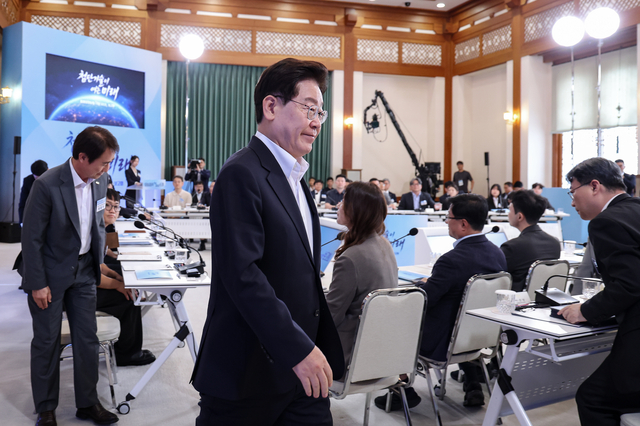 이재명 대통령이 12일 청와대에서 열린 미래성장동력 ‘7대 SEED’ 보고회를 마친 뒤 행사장을 나서고 있다. [청와대통신사진기자단]