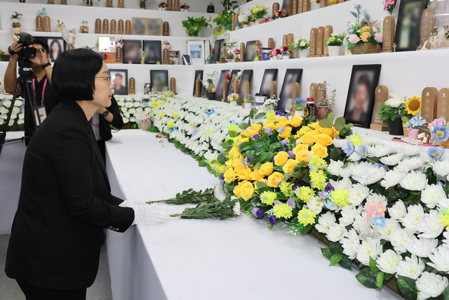 한성숙 국무총리가 13일 전남광주 무안군 무안국제공항에 마련된 제주항공 여객기 참사 희생자 합동분향소에서 헌화하고 있다. [연합뉴스]